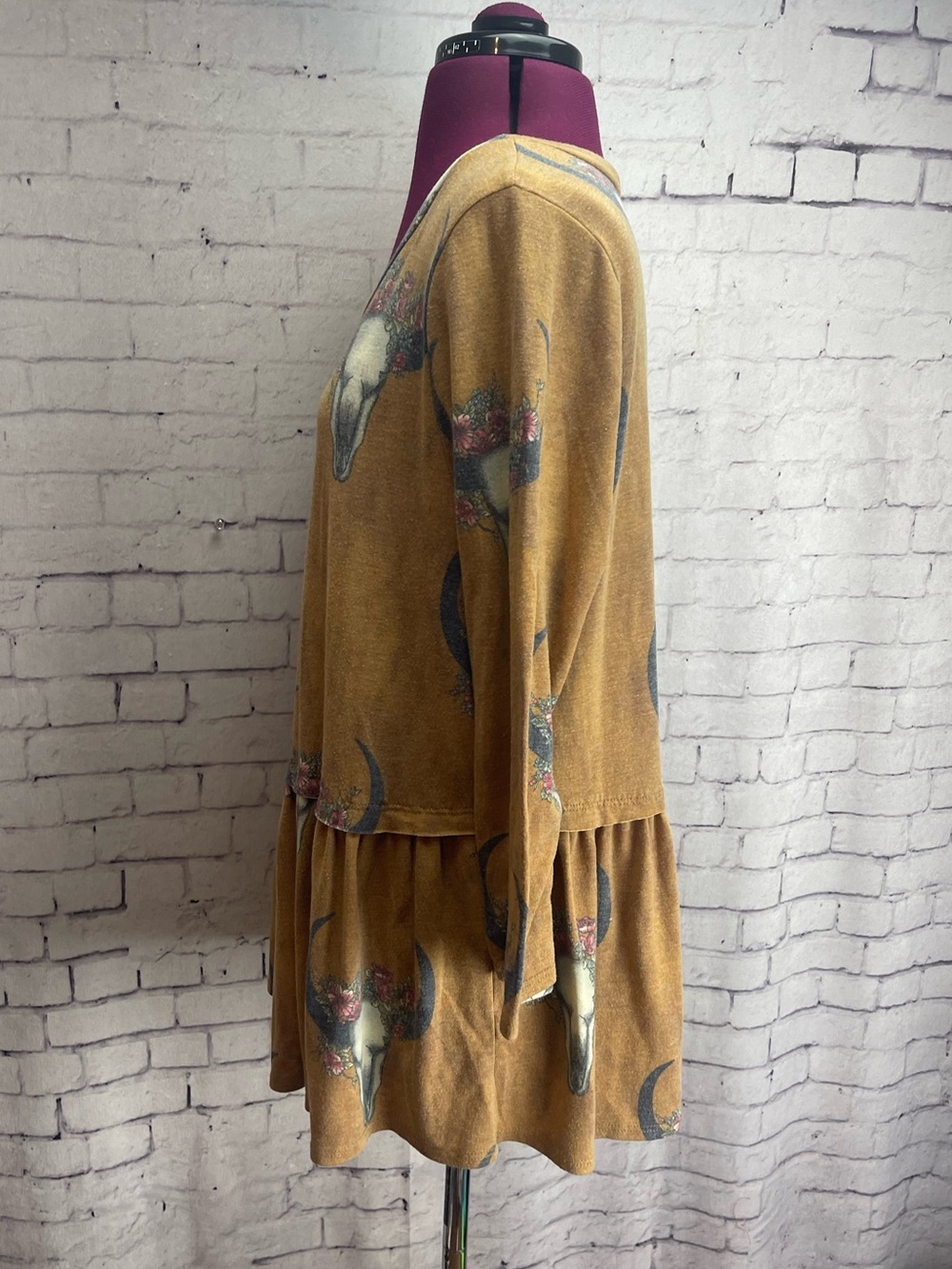 Jodifl size large 3/4 length sleeves peplum style shirt tan rustic cow skulls - Picture 3 of 6